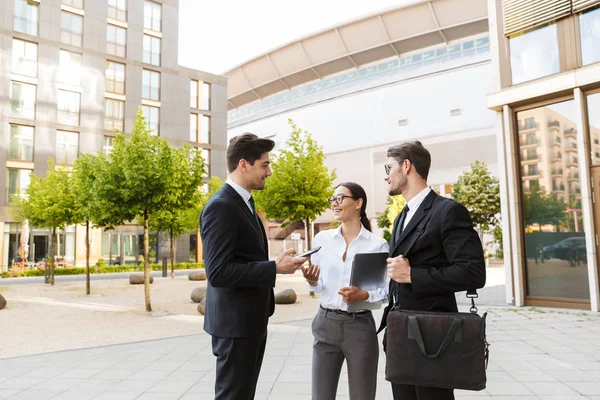 Office colleagues talking outdoors at the city streets — Stock Photo, Image