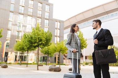 İki çekici gülümseyen genç ofis meslektaşları