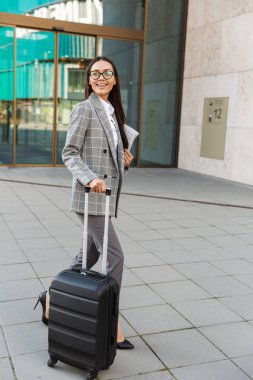 Takım elbise giyen çekici genç Asyalı iş kadını