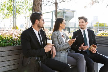 Ofis arkadaşları şehir sokaklarında açık havada konuşuyor