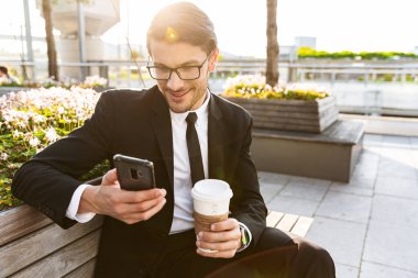 Takım elbise giyen genç işadamı