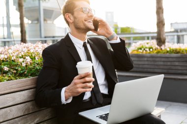 Takım elbise giyen genç işadamı