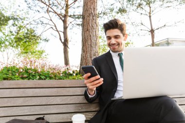 Takım elbise giyen genç işadamı