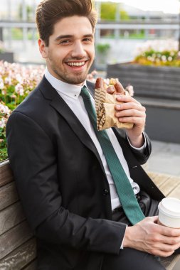 Takım elbise giyen genç işadamı