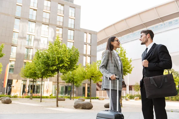 İki çekici gülümseyen genç ofis meslektaşları