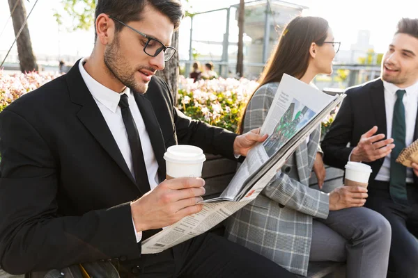 Compañeros de oficina hablando al aire libre en las calles de la ciudad — Foto de Stock