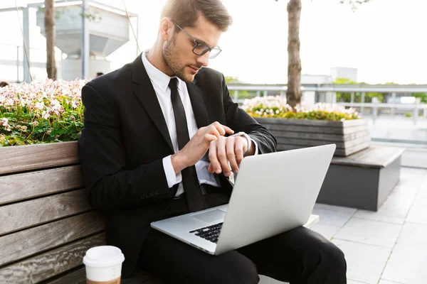 Takım elbise giyen genç işadamı