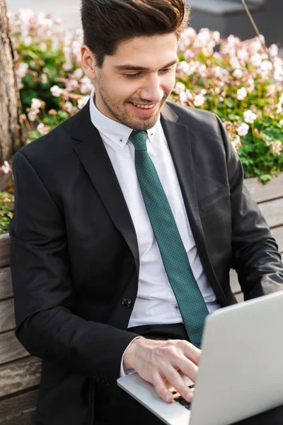 Aantrekkelijke jonge zakenman draagt een pak — Stockfoto