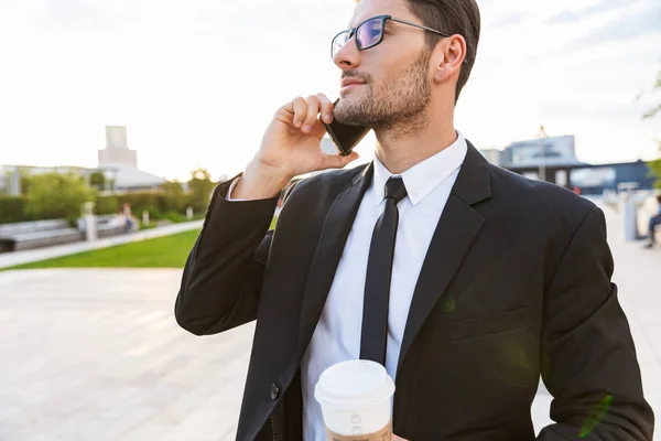 Atractivo joven empresario con traje de pie — Foto de Stock