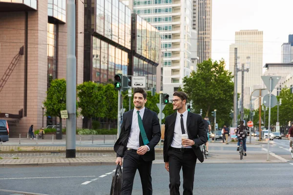 Δύο ελκυστικές νέοι επιχειρηματίες που φορούν κοστούμια — Φωτογραφία Αρχείου