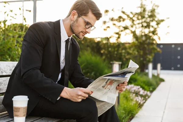 Takım elbise giyen genç işadamı