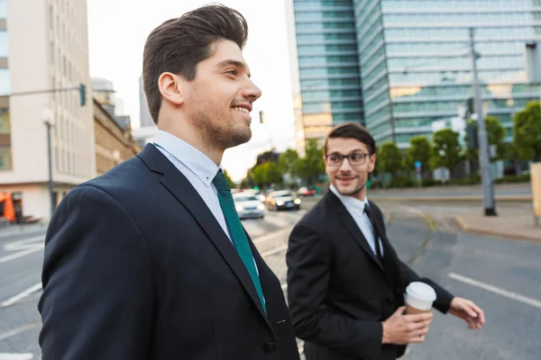 Deux jeunes hommes d'affaires attirants portant des costumes — Photo