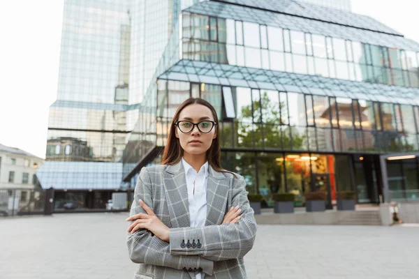 Atractivo joven asiático mujer de negocios usando traje — Foto de Stock