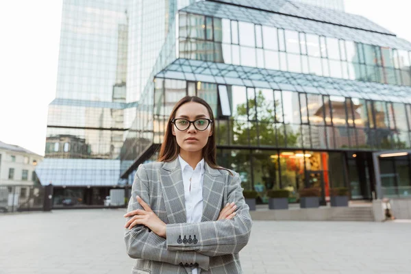 迷人的年轻亚洲女商人穿西装 — 图库照片