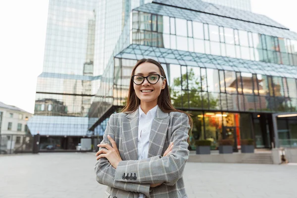 Attractive young asian businesswoman wearing suit — Stock Photo, Image