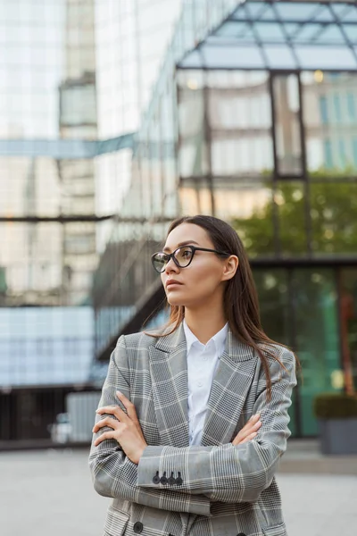 Atractivo joven asiático mujer de negocios usando traje — Foto de Stock