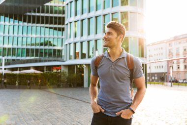 Yakışıklı genç adam rahat açık havada vakit geçirmek giymiş