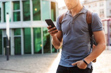 Yakışıklı genç adam rahat açık havada vakit geçirmek giymiş