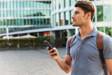 Yakışıklı genç adam rahat açık havada vakit geçirmek giymiş