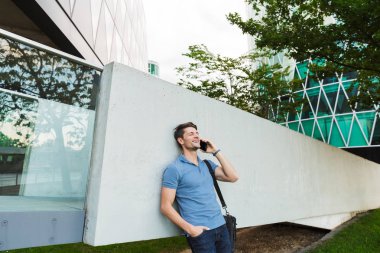 Yakışıklı genç adam rahat açık havada vakit geçirmek giymiş