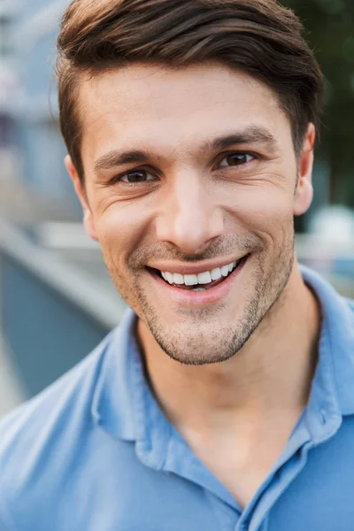 Handsome young man dressed casually spending time outdoors — Stock Photo, Image