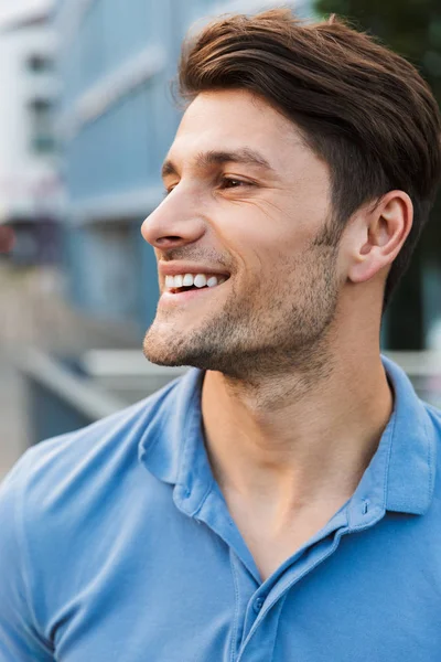 Handsome young man dressed casually spending time outdoors — Stock Photo, Image