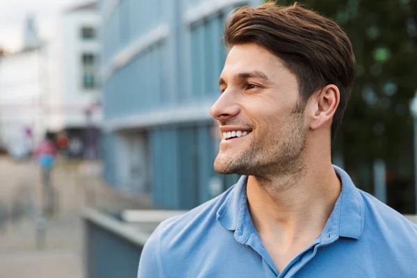 Schöner junger Mann lässig gekleidet, der Zeit im Freien verbringt — Stockfoto