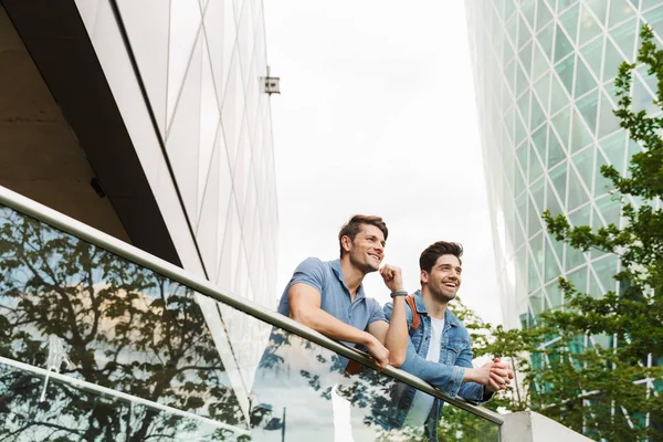 Two smiling young men friends dressed casually — Stock Photo, Image