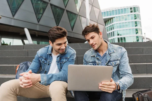 İki gülümseyen genç erkek arkadaşlar rahat giyinmiş