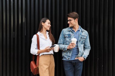 Çekici genç çift birlikte vakit geçiriyor