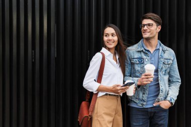 Çekici genç çift birlikte vakit geçiriyor