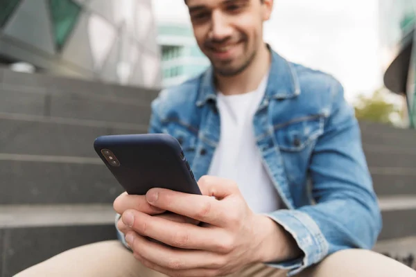 Bello giovane uomo vestito con disinvoltura trascorrere del tempo all'aperto — Foto Stock