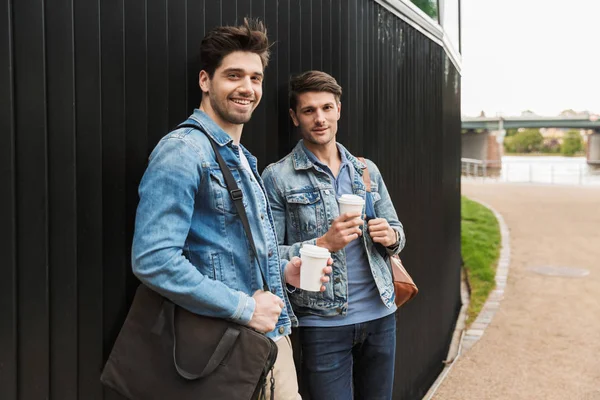 Two smiling young men friends dressed casually — Stock Photo, Image