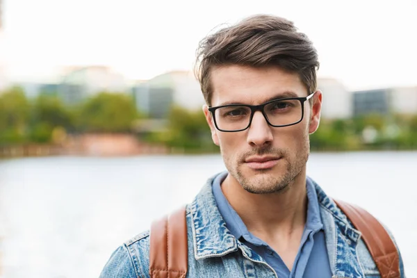 Schöner junger Mann lässig gekleidet, der Zeit im Freien verbringt — Stockfoto