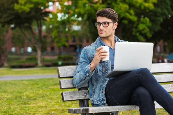 Schöner junger Mann lässig gekleidet, der Zeit im Freien verbringt — Stockfoto