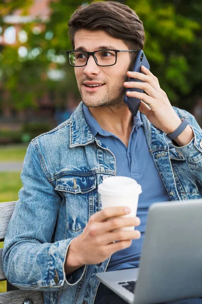 Beau jeune homme habillé occasionnellement passer du temps à l'extérieur — Photo