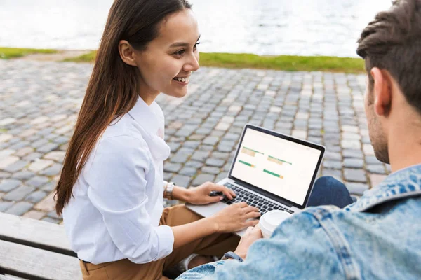 Jong stel met laptop computer — Stockfoto