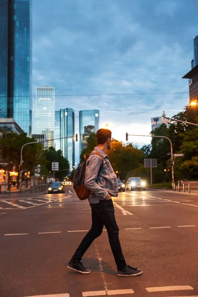 Çekici genç adam akşam şehir sokaklarında yürüyüş — Stok fotoğraf