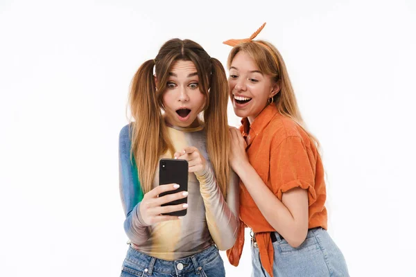 Retrato de comprimento total de duas meninas adolescentes vestindo roupas casuais — Fotografia de Stock