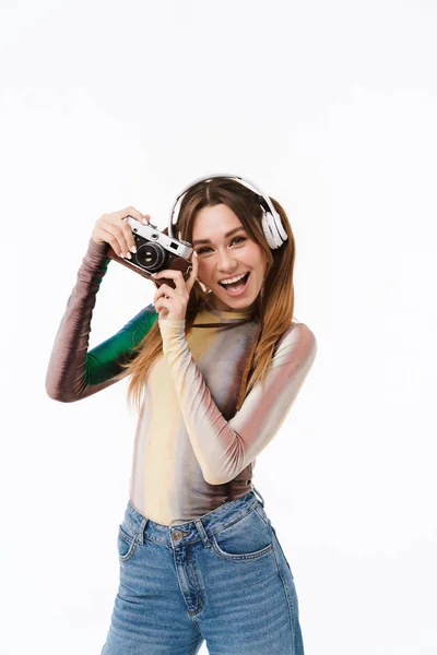 Portret van mooie jonge vrouw dragen hoofdtelefoon glimlachend en — Stockfoto