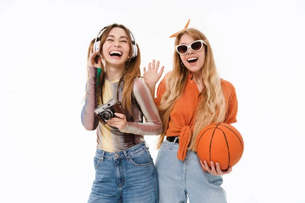 Retrato de duas meninas bonitas rindo enquanto segurando basquete um — Fotografia de Stock