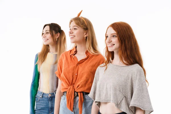 Retrato de três meninas adoráveis vestindo roupas casuais sorrindo — Fotografia de Stock