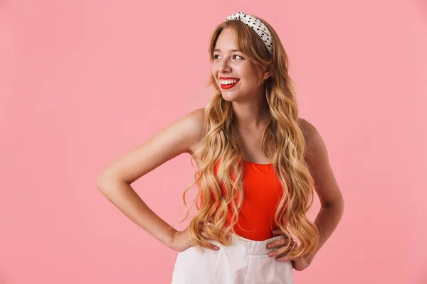 Image de belle jeune femme aux longs cheveux bouclés souriants et — Photo