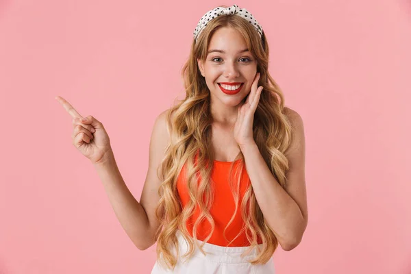 Imagem de jovem elegante com cabelo encaracolado longo sorrindo e po — Fotografia de Stock