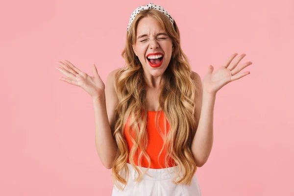 Image de jeune femme enchantée aux longs cheveux bouclés souriants et — Photo