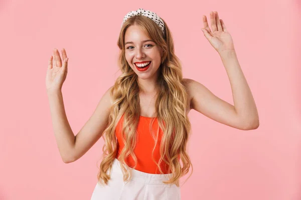 Beeld van vrolijke jonge vrouw met lang krullend haar blij en l — Stockfoto