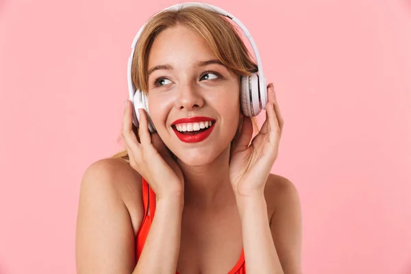 Imagen de la joven alegre con el pelo largo rizado sonriendo y lis — Foto de Stock