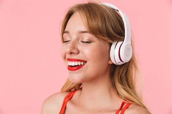 Imagen de una hermosa joven con el pelo largo rizado sonriendo y —  Fotos de Stock