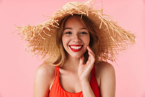 Porträt einer glücklichen jungen Frau mit langen lockigen Haaren — Stockfoto