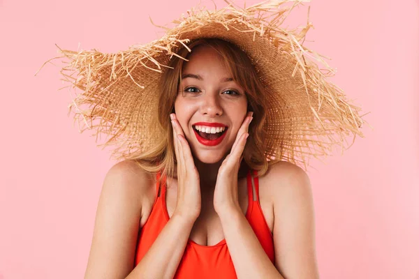 Portret van verrast jonge vrouw met lange krullend haar draagt s — Stockfoto